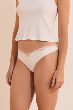 Tanga avec d&eacute;tail dentelle;${refinementColor}
