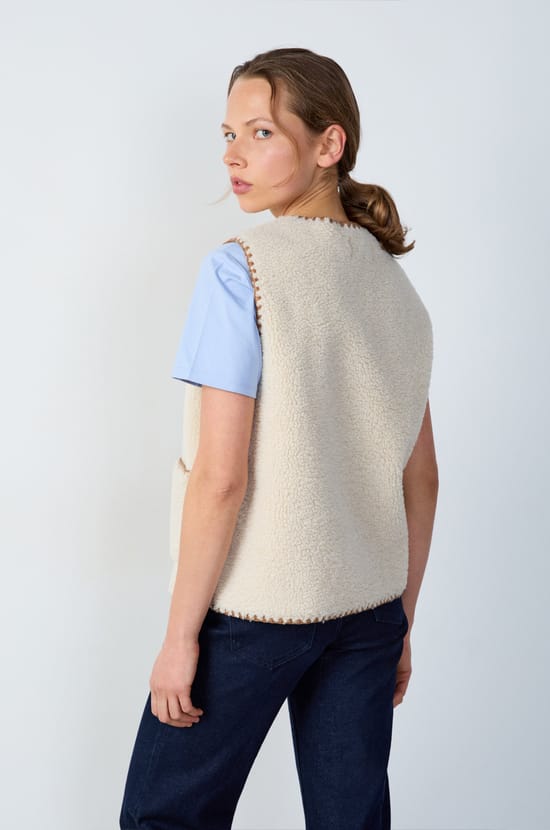 Veste sans manches effet bouclette;${refinementColor}