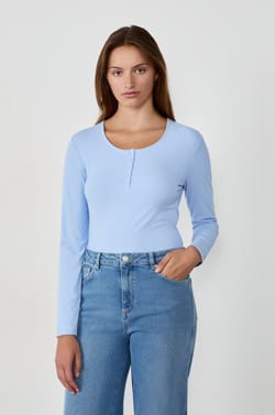 Long-sleeved T-shirt with buttons;${refinementColor}