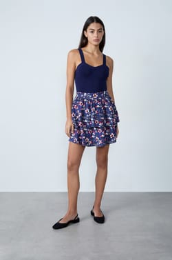 Short skirt with floral patterns;${refinementColor}