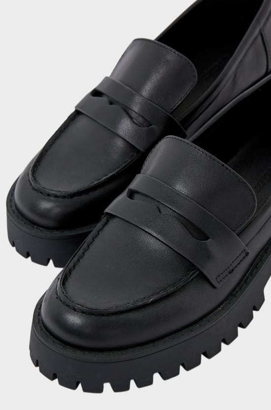 Leather loafers;${refinementColor}