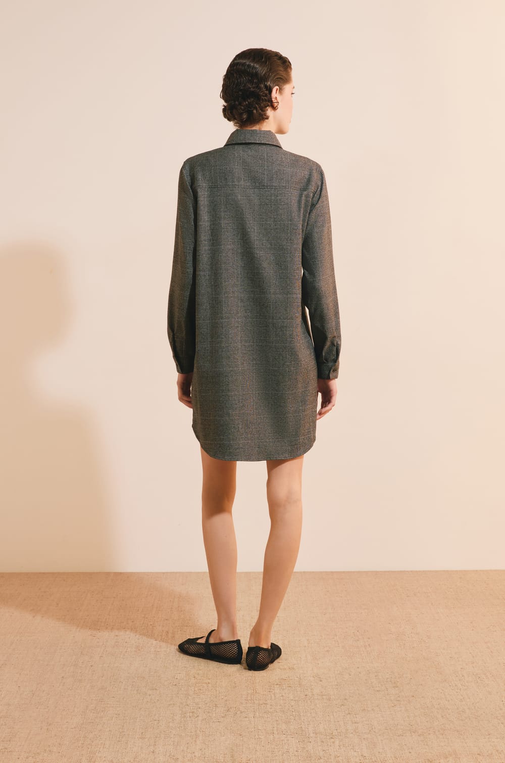 Robe courte avec boutons;${refinementColor}