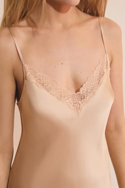 Nuisette courte en soie d&eacute;tails dentelle;${refinementColor}
