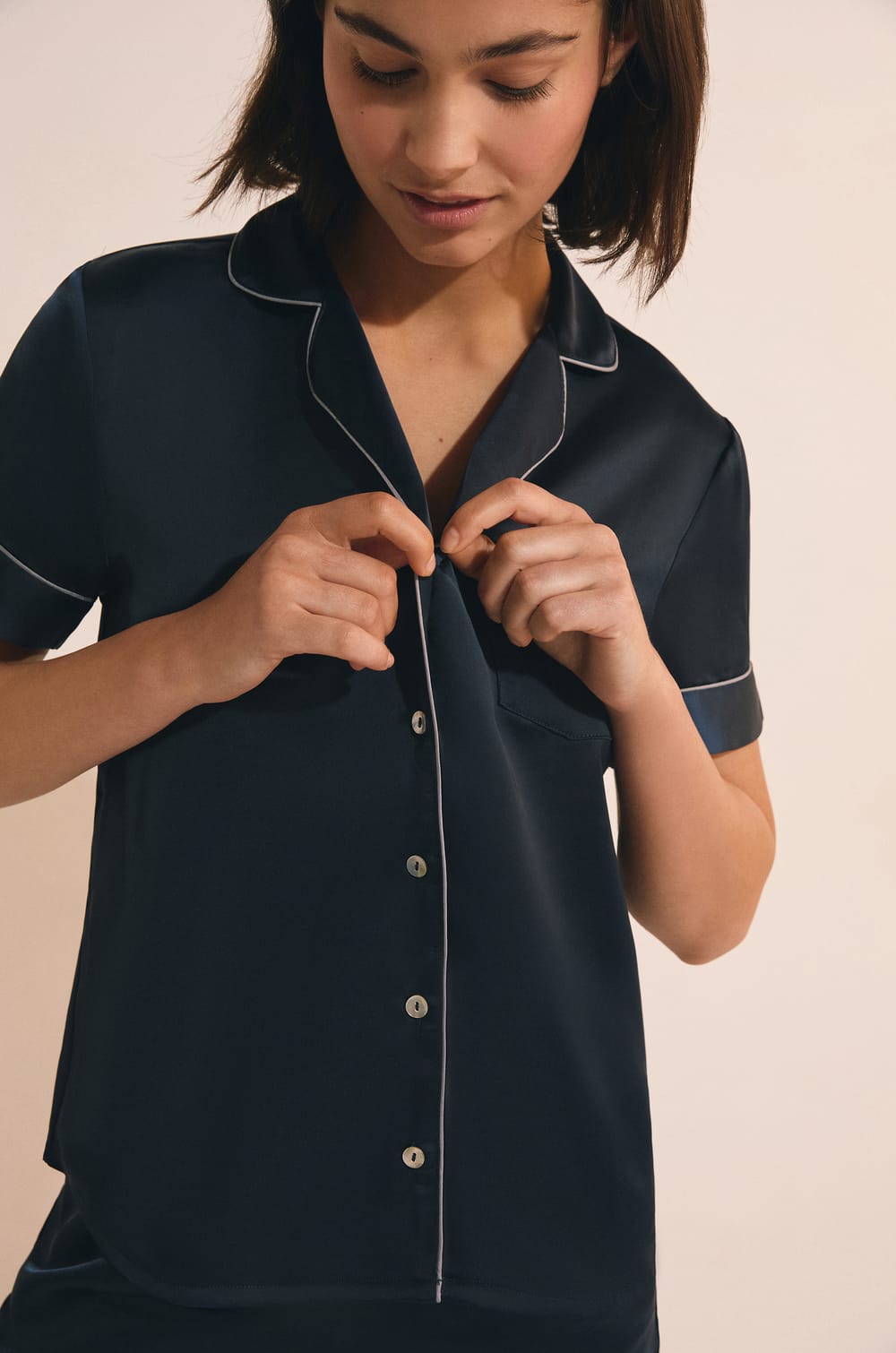 Chemise de nuit manches courtes satin&eacute;e;${refinementColor}