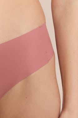 String high leg effet lissant en microfibre;${refinementColor}