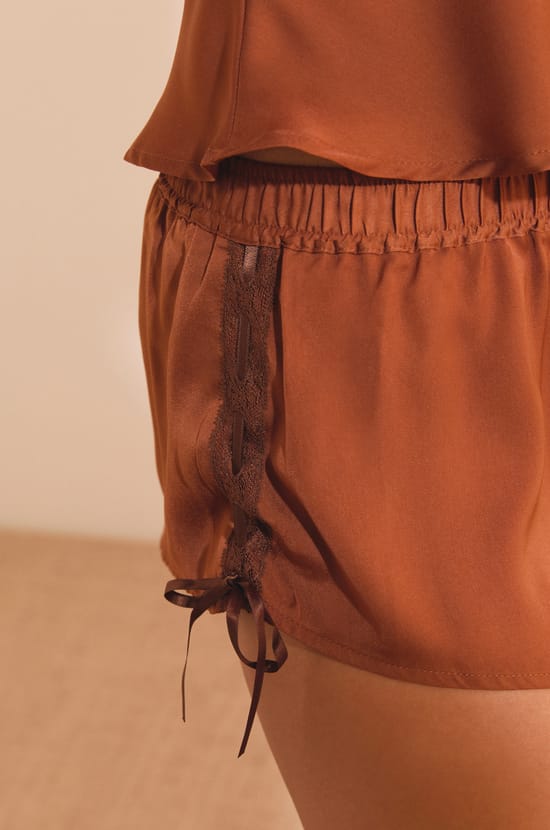Short de pyjama satin&eacute; avec d&eacute;tail n&oelig;ud;${refinementColor}
