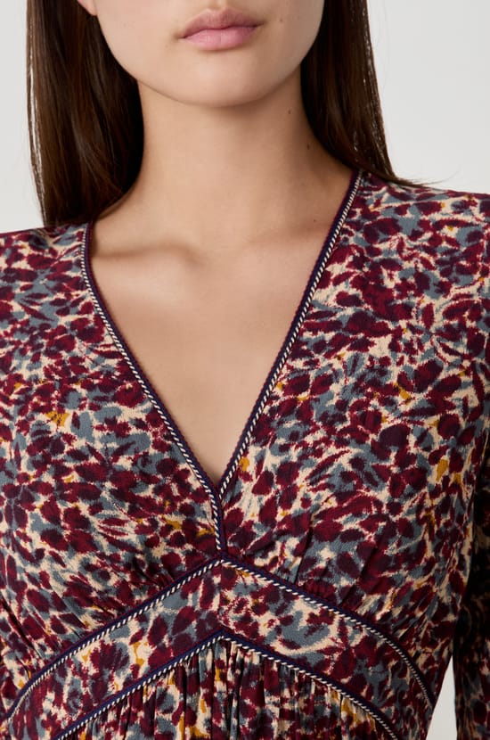 Vestido corto con estampado floral;${refinementColor}