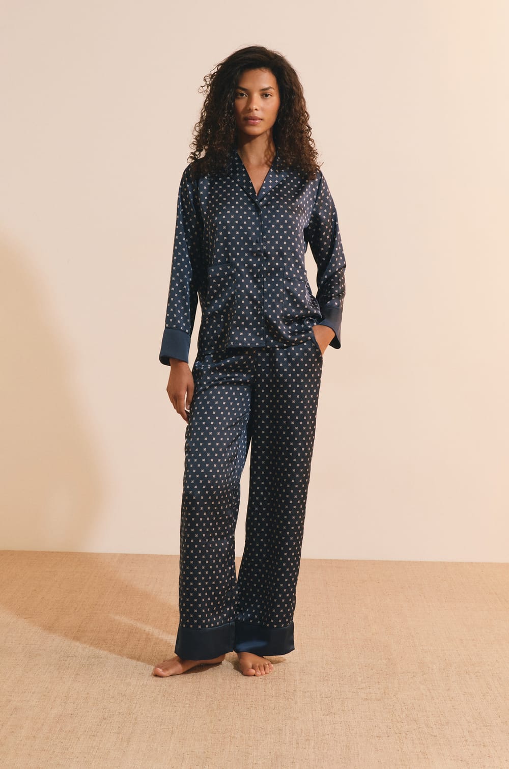 Pantalon de pyjama &agrave; pois satin&eacute;;${refinementColor}