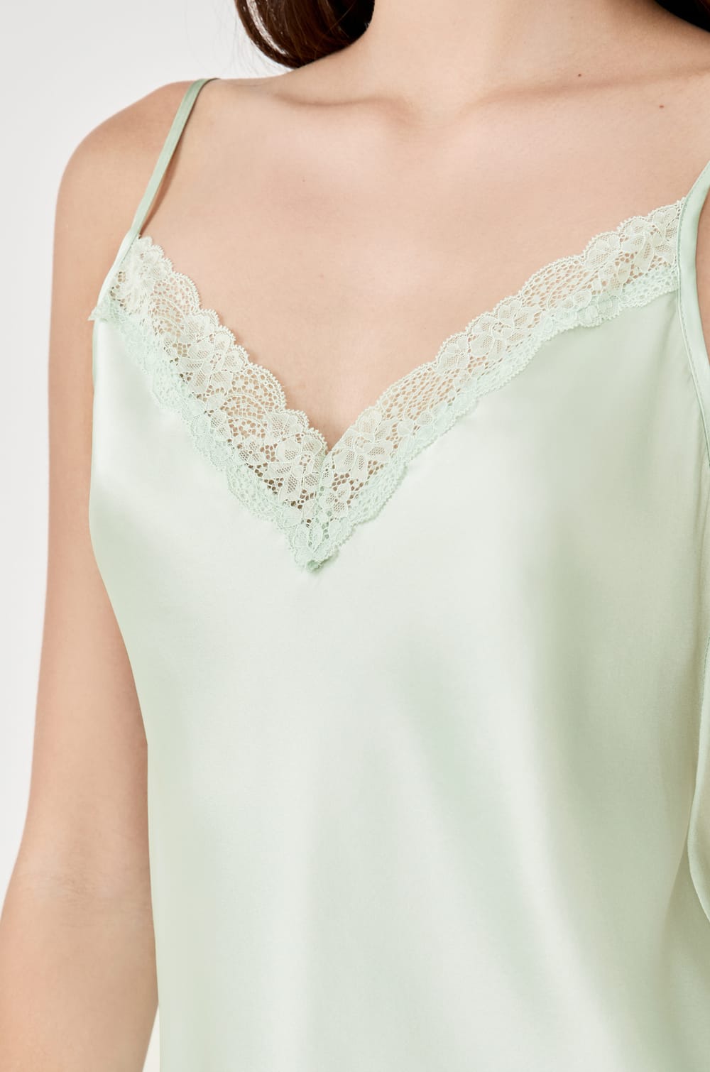 Top de seda con detalles de encaje;${refinementColor}