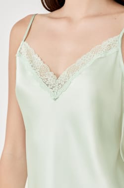 Top de seda con detalles de encaje;${refinementColor}