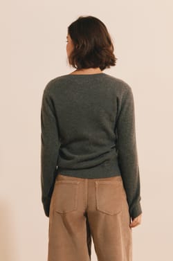 Pull manches longues col V en cachemire;${refinementColor}