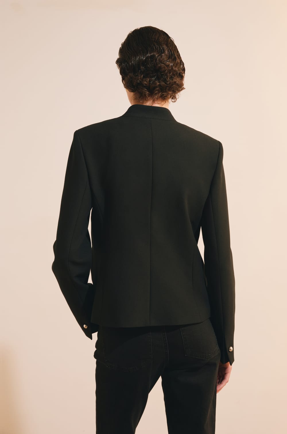 Veste avec d&eacute;tails dor&eacute;s;${refinementColor}