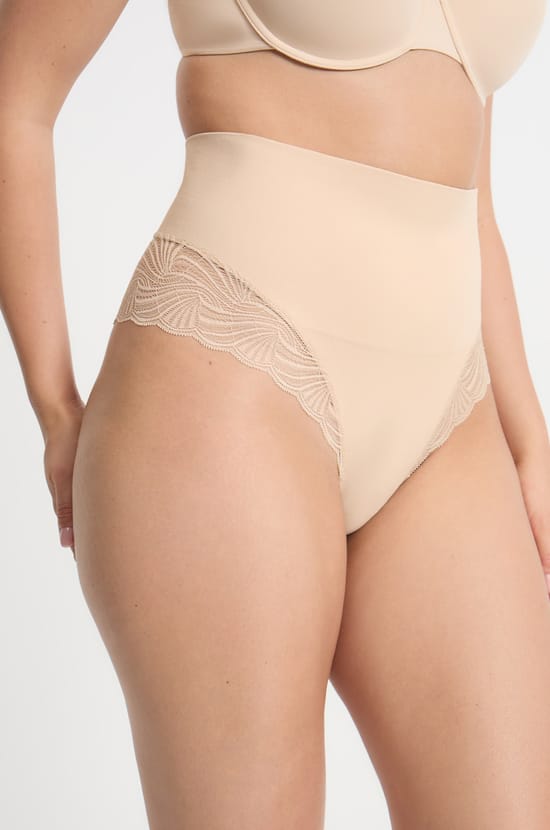 Tanga de talle alto moldeador con detalles de encaje - Sujeción media;${refinementColor}