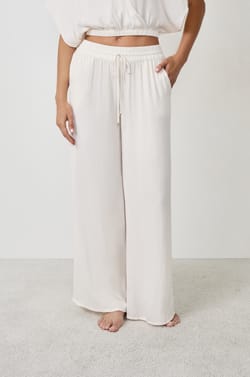 Pantalon satin&eacute; coupe large;${refinementColor}