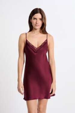 Camis&oacute;n corto de sat&eacute;n con escote de encaje;${refinementColor}