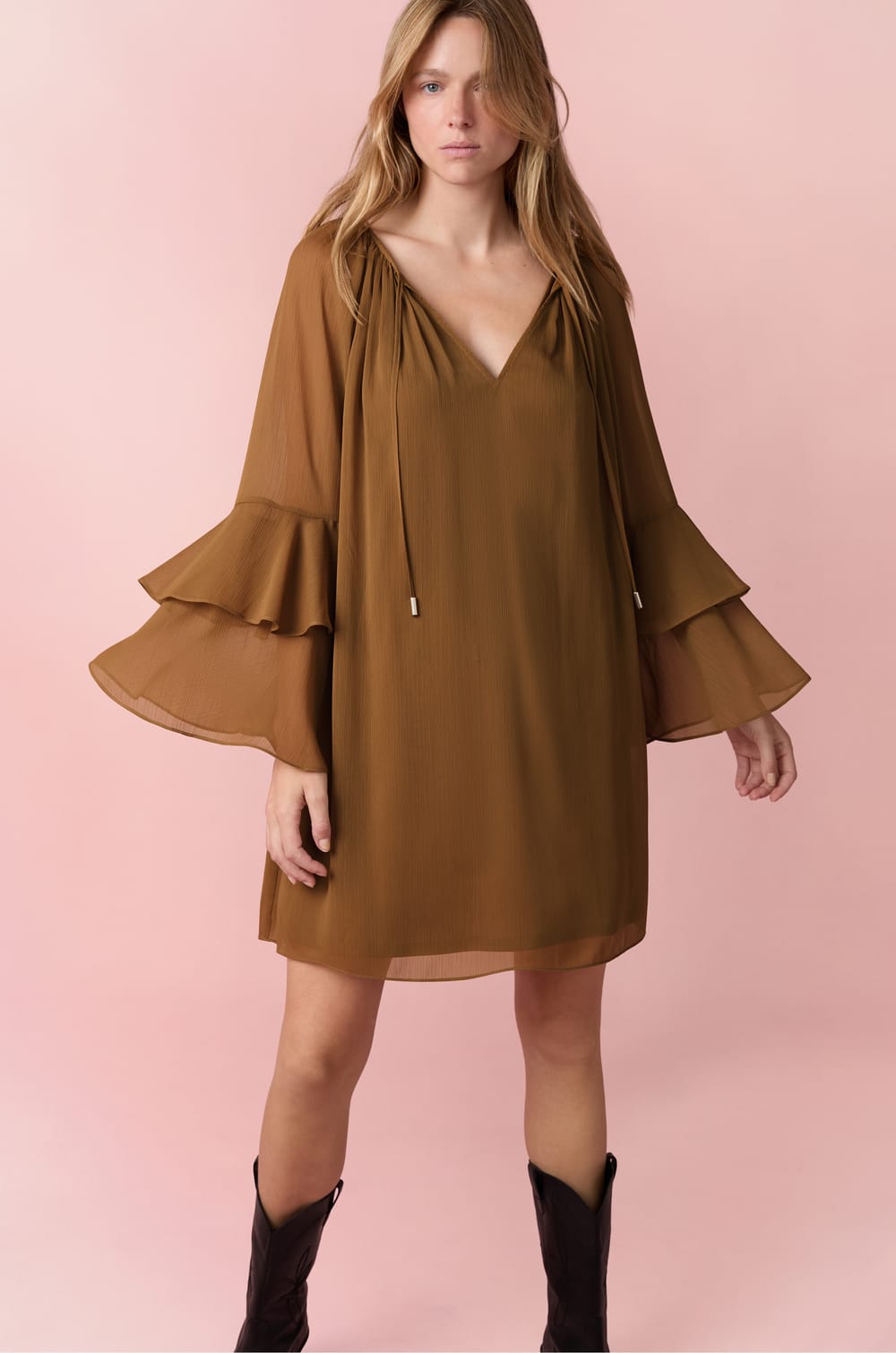 Robe courte avec manches &agrave; volants;${refinementColor}