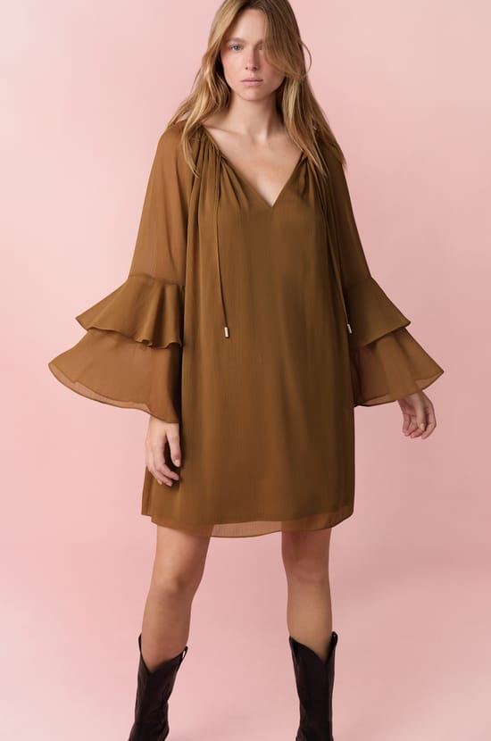 Robe courte avec manches &agrave; volants;${refinementColor}