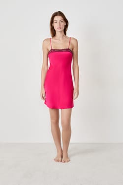 Nuisette satinée avec dentelle;${refinementColor}