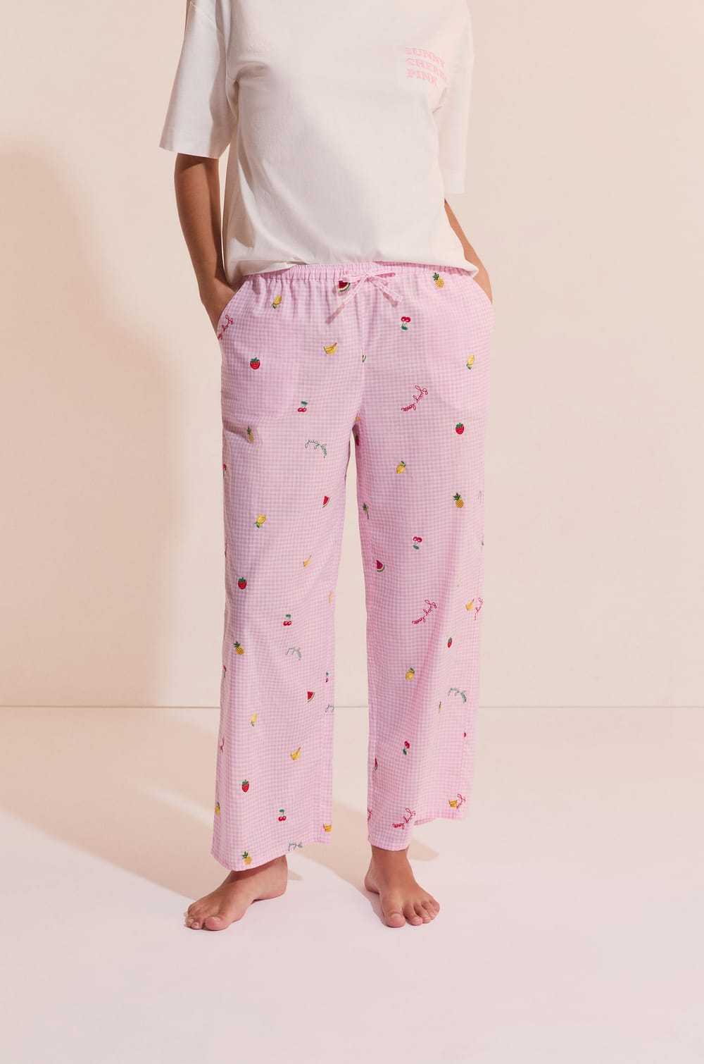 Pantalon &agrave; carreaux avec motifs fruits;${refinementColor}