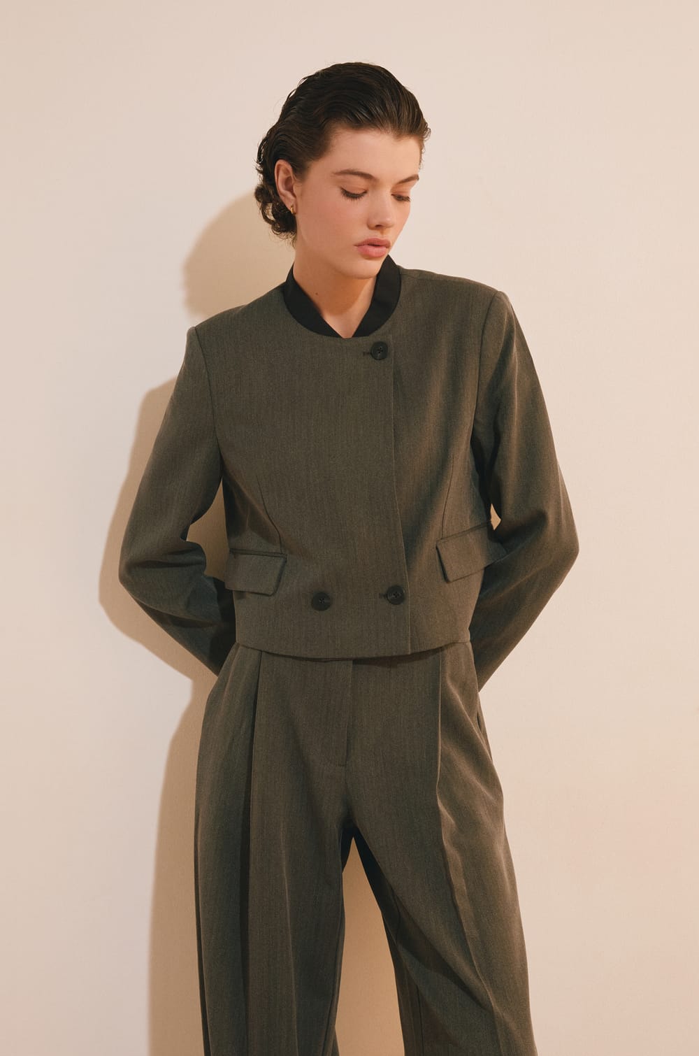 Veste courte avec d&eacute;tails boutons;${refinementColor}