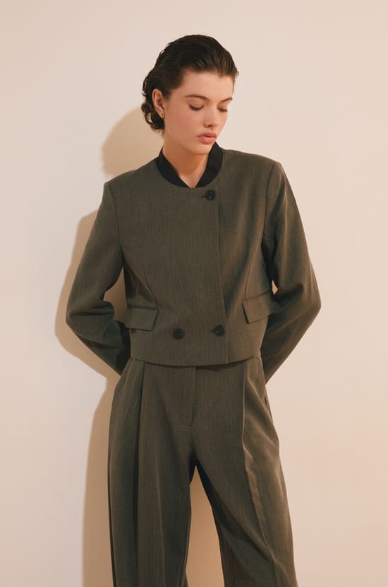 Veste courte avec d&eacute;tails boutons;${refinementColor}