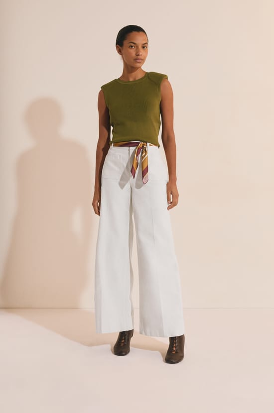 Jean droit &agrave; poches avant;${refinementColor}