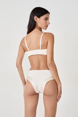 Strapless bra with lightly lined cups and removable straps;${refinementColor}