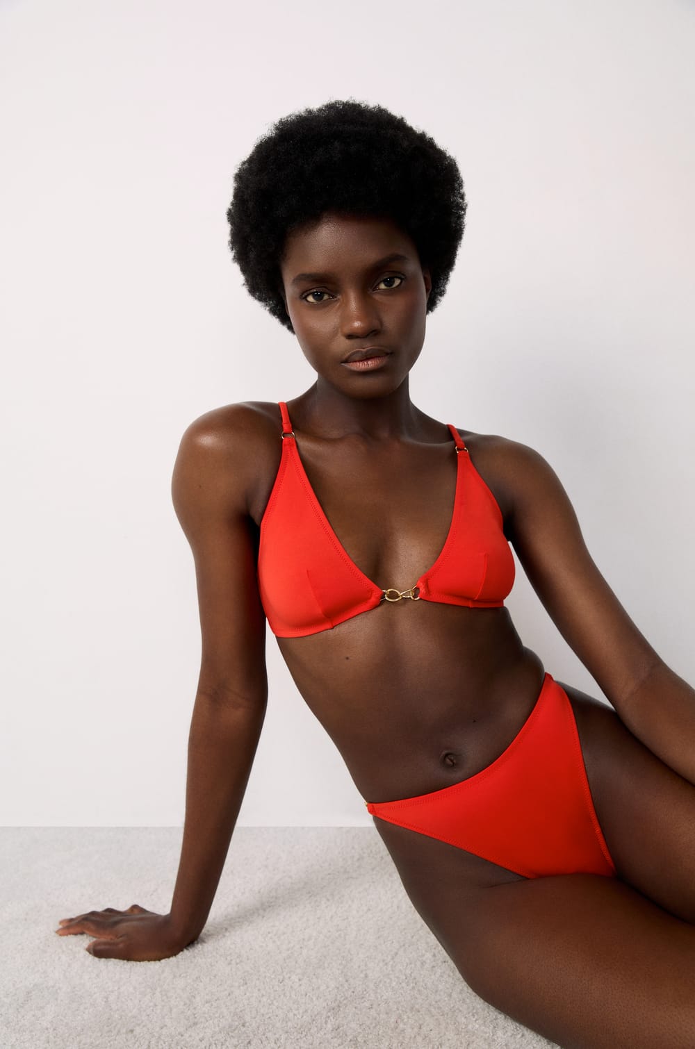 Top de bikini triangular con detalle joya;${refinementColor}