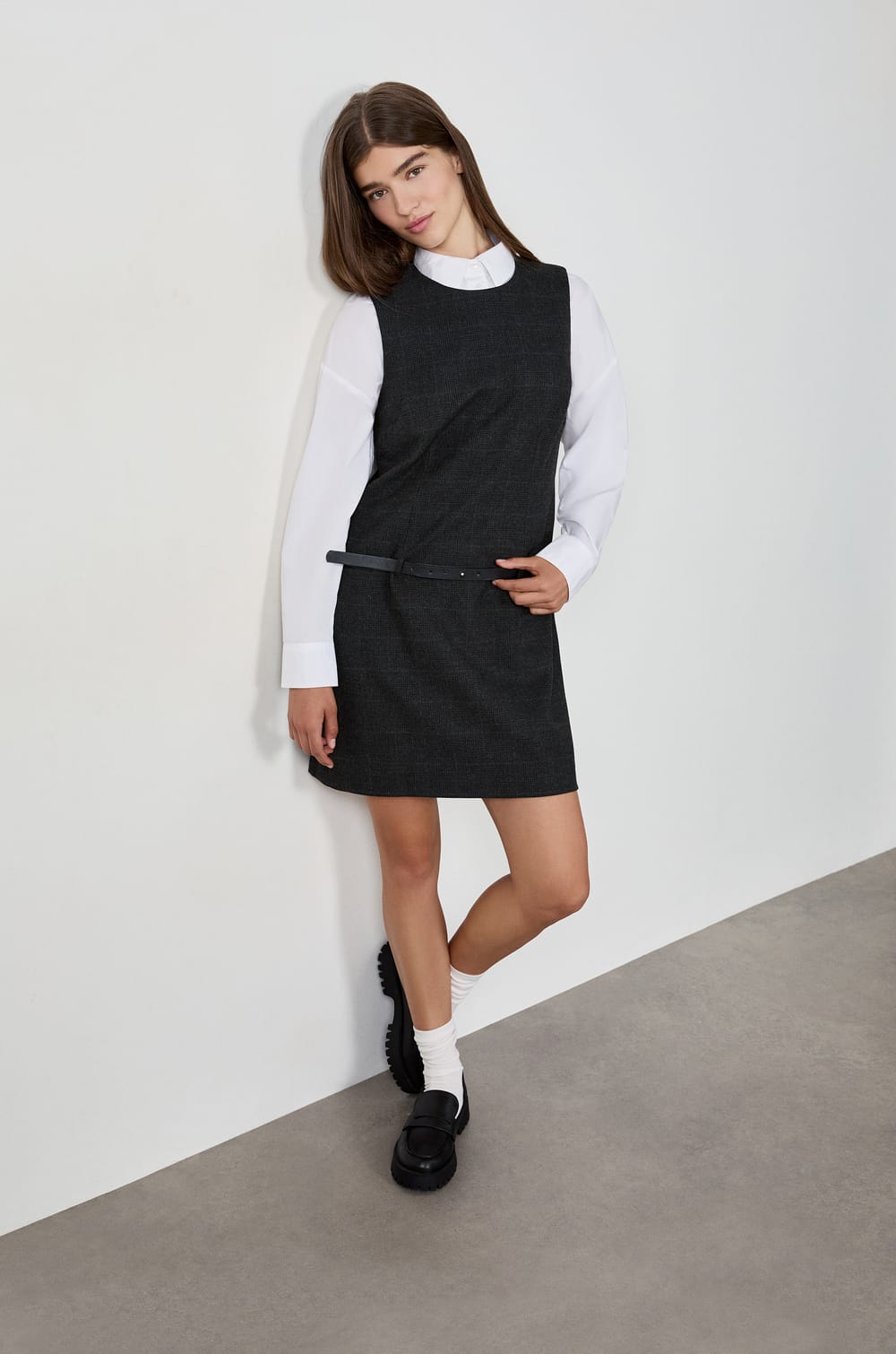 Robe courte sans manches avec ceinture;${refinementColor}