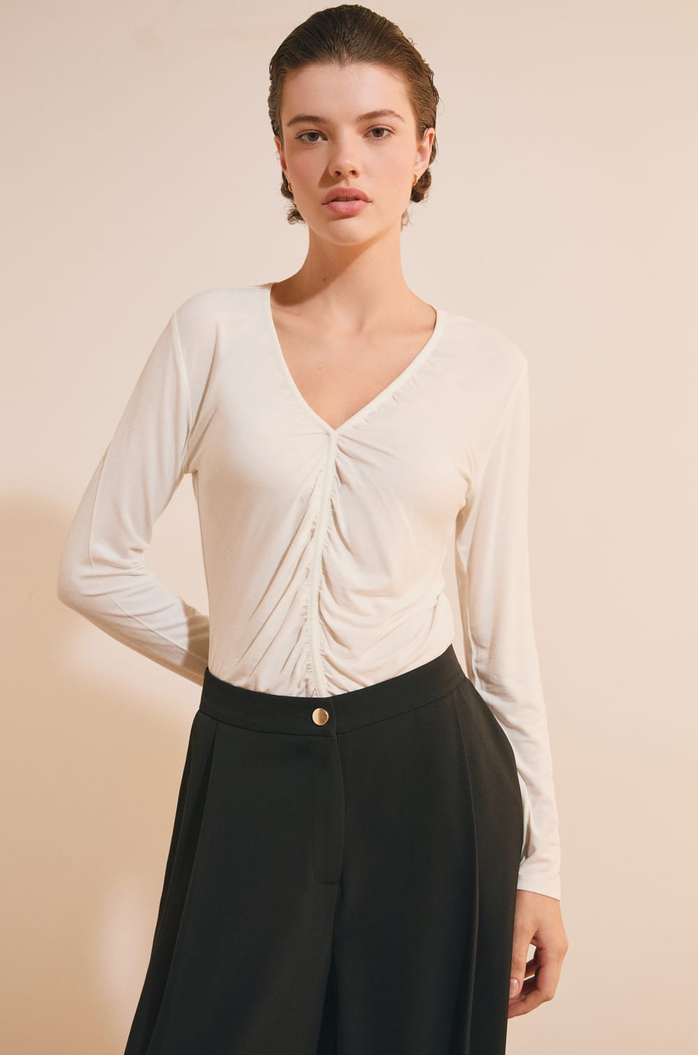 T-shirt manches longues drap&eacute; col V;${refinementColor}