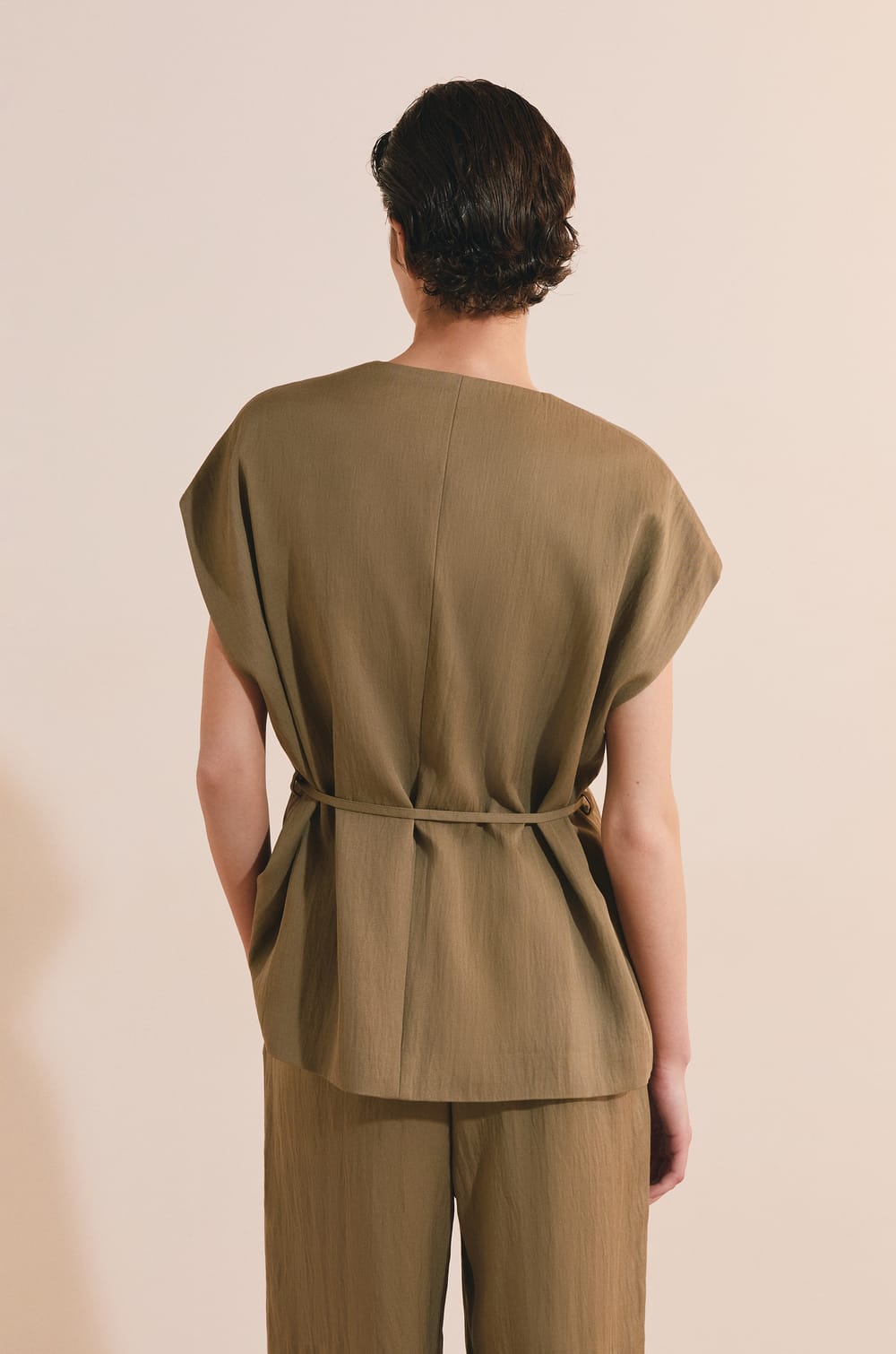 Veste kimono sans manches;${refinementColor}