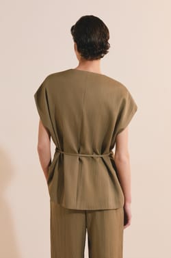Veste kimono sans manches;${refinementColor}