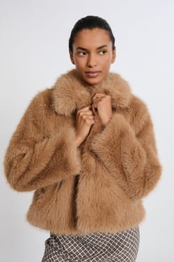 Manteau court en fausse fourrure;${refinementColor}