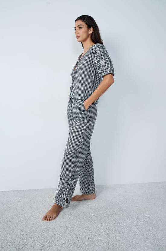 Gerade geschnittene Pyjama-Hose aus Baumwolle mit Karomuster und Schleifendetails;${refinementColor}