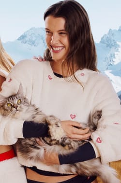 Sudadera con estampado de corazones efecto polar;${refinementColor}