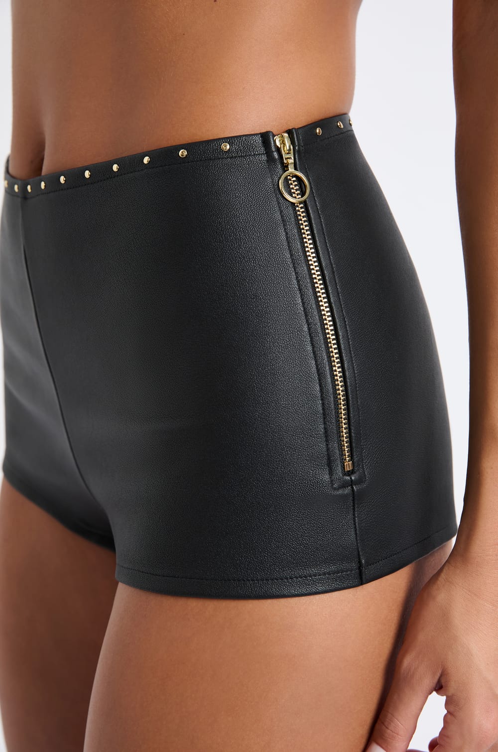 Boyshort in leather;${refinementColor}