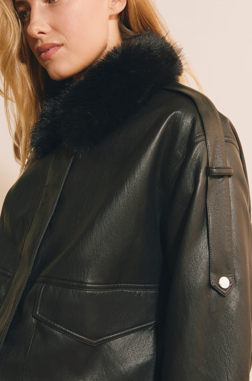 Veste courte en similicuir avec col fausse fourrure;${refinementColor}