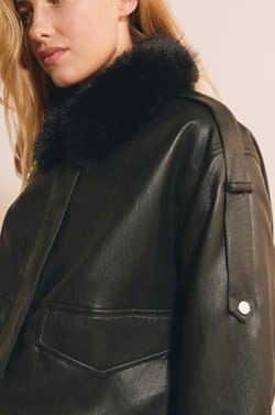 Veste courte en similicuir avec col fausse fourrure;${refinementColor}