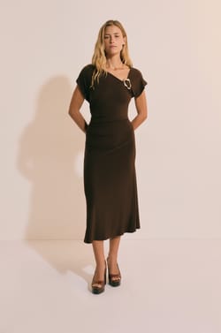 Robe longue &agrave; enolure asym&eacute;trique avec d&eacute;tail bijou;${refinementColor}