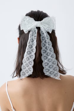 Haarspeld met geborduurde strik;${refinementColor}