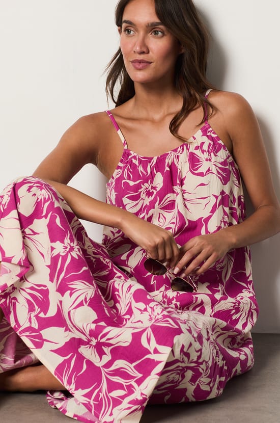 Long dress with thin straps;${refinementColor}