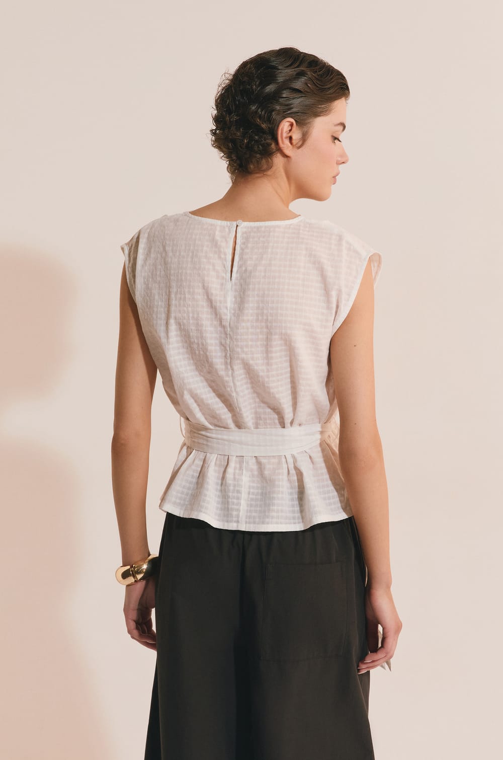 Top &agrave; col b&eacute;nitier cintr&eacute; &agrave; la taille;${refinementColor}