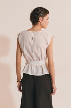 Top &agrave; col b&eacute;nitier cintr&eacute; &agrave; la taille;${refinementColor}