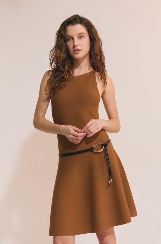 Robe courte en maille;${refinementColor}