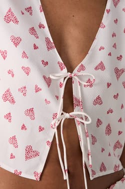 Camisa anudada con motivo de corazón manga corta;${refinementColor}
