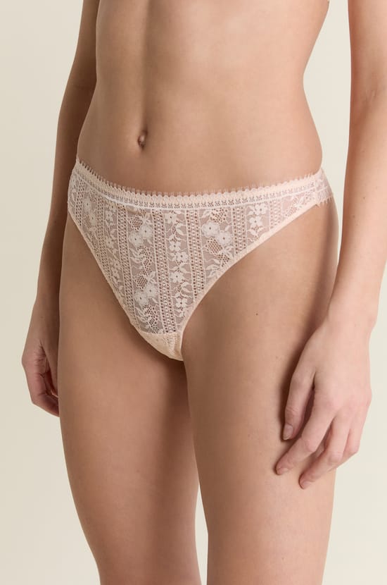 Tanga en dentelle;${refinementColor}