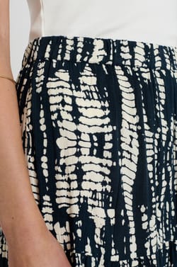 Printed fluid long skirt;${refinementColor}