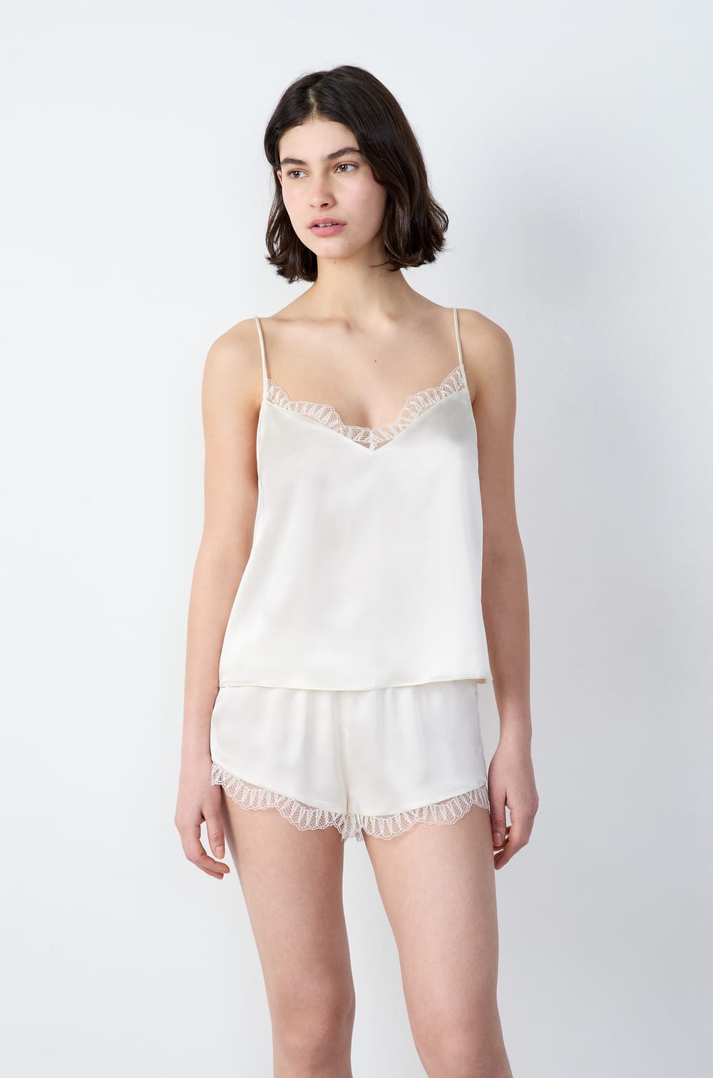 Top de seda con detalles de encaje;${refinementColor}