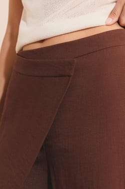 Pantalon large asym&eacute;trique;${refinementColor}