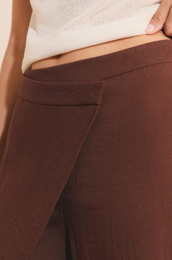 Pantalon large asym&eacute;trique;${refinementColor}